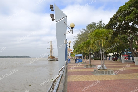 Blick auf die Uferpromende des Park Malecon am Ufer des Flusses Rio Guayas,  Guayaquil, Ecuador, Suedamerika
