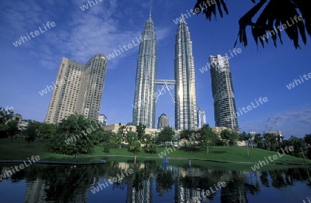 Die Petronas Twin Towers in der Hauptstadt Kuala Lumpur in Malaysia in Suedost Asien.