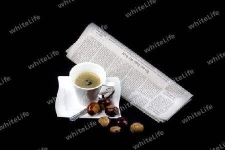 Kaffe mit Zeitung und Kastanien