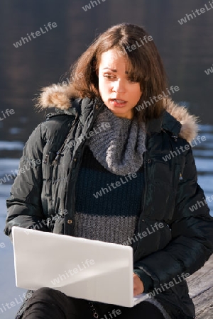Frau mit Laptop 