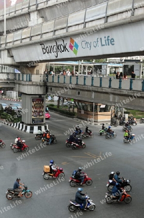 Der Strassenverkehr am Siam Square im Zentrum von Bangkok der Hauptstadt von Thailand in Suedostasien.  