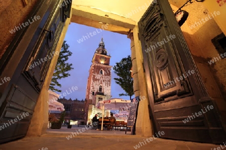 Der Rynek Glowny Platz mit dem Rathausturm in der Altstadt von Krakau im sueden von Polen. 