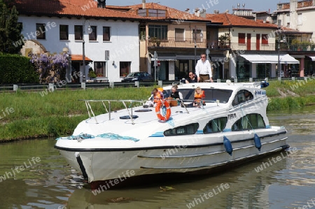 Hausboot auf dem Brentakanal (Venedig bis Padua) bei Mira