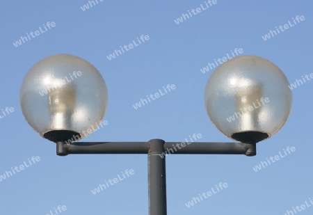 a two-beam street lamps with large, spherical glass bodies  eine zweistrahlige Strassenlampe mit gro?en,kugelf?rmigen Glask?rpern