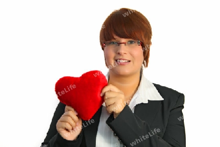 Junge attraktive Frau mit Herzdekoration