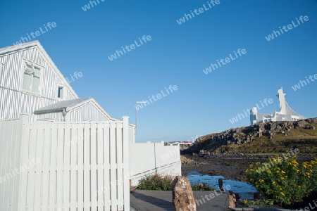 Der Westen Islands, Blick auf die neue Kirche der Hafenstadt Stykkisholmur im Vordergrund ein wei?es Holzhaus, im Norden der Halbinsel Sn?fellsnes