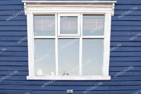 Der Norden Islands, blaue Holzwand mit wei?em Fenster, Hausnummer 39, in Akureyri 