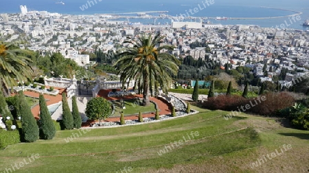 Blick über die Bahai Gärten auf Haifa. Israel