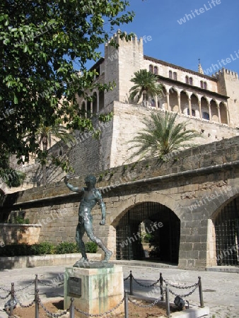 Palma de Mallorca. Skulptur vor dem Almudaina Palast