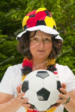 Weiblicher Fu?ballfan mit Hut und Deutschlandfahne