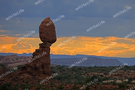 Balanced Rock bei Sonnenuntergang und aufziehendem Gewitter, Arches  Nationalpark, Utah, USA, Suedwesten