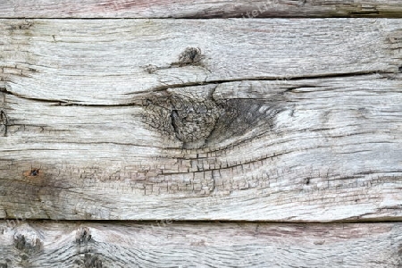 Gesicht auf einem Holzbalken