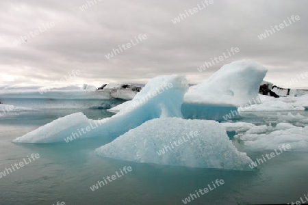 Eis im Gletschersee
