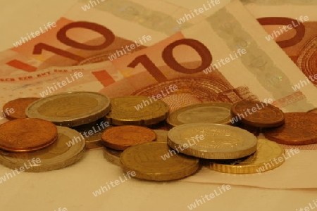 Eurogeld; Scheine und Muenzen auf einem Tisch
