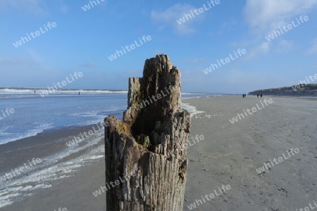 Alter Holzpfahl am Strand. Insel Norderney