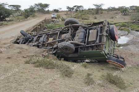 ein einen Bach gest?rzter Safariwagen, Toyota Landcruiser, Masai Mara, Kenia