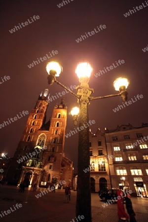Der Rynek Glowny Platz mit der Marienkirche in der Altstadt von Krakau im sueden von Polen. 