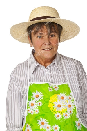 Seniorin mit Gartensch?rze und Strohut freigestellt auf weissem Hintergrund