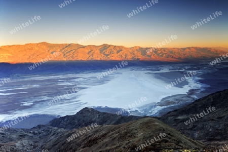 Blick von Dantes View, bei Sonnenaufgang, ueber Badwater Basin, Death Valley Nationalpark, Kalifornien, USA
