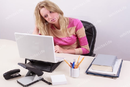 Junge Frau sitzt beim lernen am Computer