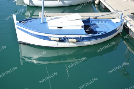 weiss-blaues Fischerboot