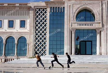 Afrika, Nordafrika, Tunesien, Tunis
Junge Fussballer spielen auf dem Place de la Kasbah bei der Medina oder  Altstadt der Tunesischen Hauptstadt Tunis. 






