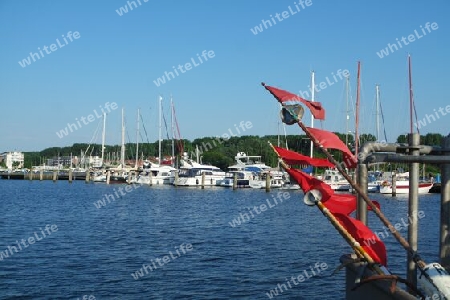 Fischerbojen mit roten fahnen in der Hafenlandschaft