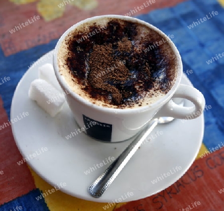 Afrika, Nordafrika, Tunesien, Tunis
Eine Tasse Kaffee in der Medina mit dem Markt oder Souq in der Altstadt der Tunesischen Hauptstadt Tunis





