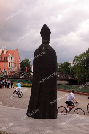 Eine Statue von Papst Johannes Paul II in der Innenstadt von Wroclaw oder Breslau im westen von Polen.  