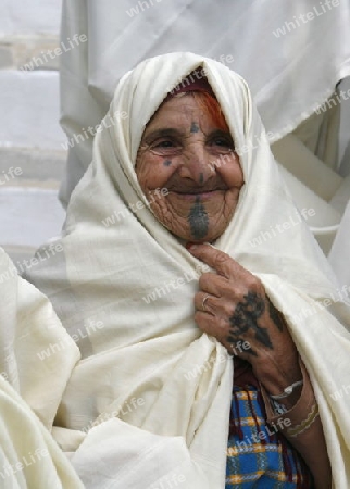 Afrika, Nordafrika, Tunesien, Tunis, Sidi Bou Said
Ein Alte Fraue im traditionellen weissen Schleier in der Altstadt von Sidi Bou Said in der Daemmerung am Mittelmeer und noerdlich der Tunesischen Hauptstadt Tunis. 






