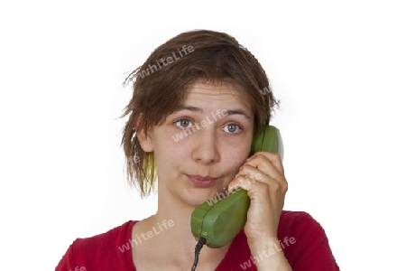 Junge Frau beim telefonieren - freigestellt auf weissem Hintergrund