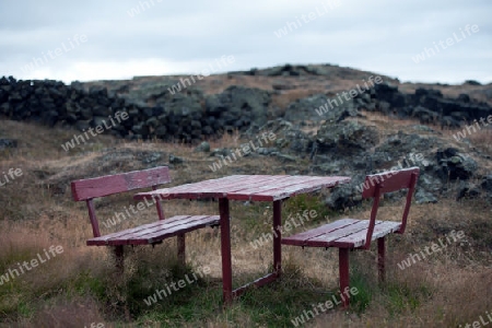 Der Nordosten Islands, Pause, Tisch und Holzbank im Lavafeld am Myvatn-See