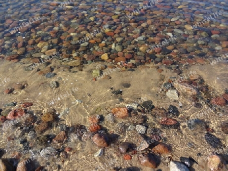 Kieselsteine im Wasser