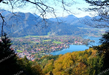 Idyllische Landschaft mit blauem Bergsee und Gebirge im Hintergrund  2