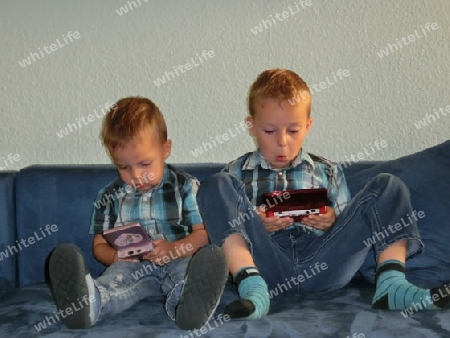 Jungs spielen Videospiel