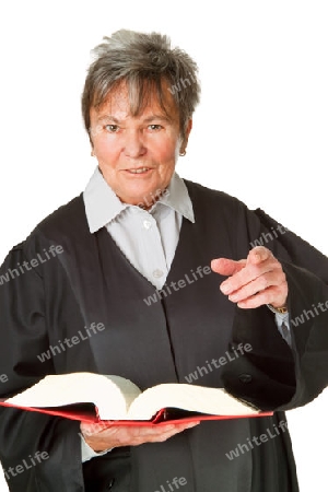 Juristin mit Gesetzbuch feigestellt auf weissem Hintergrund