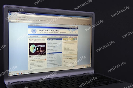 Website, Internetseite, Internetauftritt der Vereinten Nationen, united Nations  auf Bildschirm von Sony Vaio  Notebook, Laptop