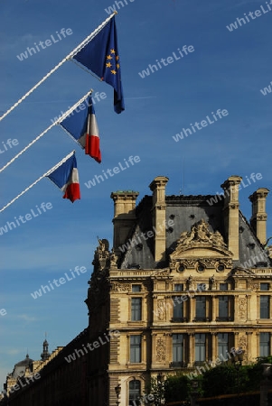 Louvre und Flaggen