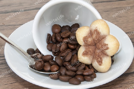 Espressotasse mit Kaffeebohnen und Geb?ck