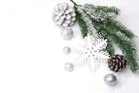 Weihnachten, Dekoration mit Tannenzweig, Tannenzapfen, Weihnachtskugel silber und weiss
