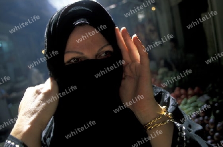 Eine Muslimische Frau auf dem Markt in der Stadt Hama im Zentrum von Syrien im Nahen Osten.