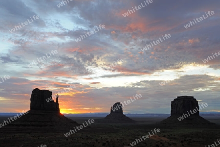 "The Mittens" Buttes bei Sonnenaufgang, Monument Valley, Arizona, USA