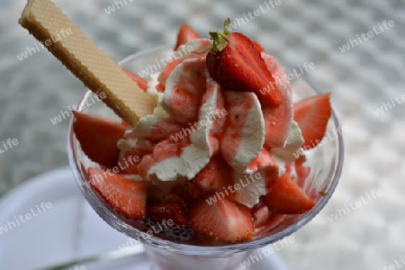Eisbecher mit Erdbeeren