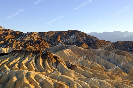 farbige Gesteinsformationen bei Sonnenuntergang am Zabriske Point, Death Valley Nationalpark, Kalifornien, USA