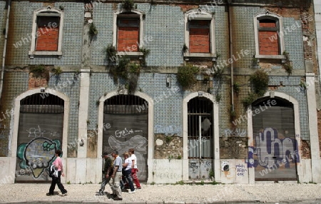 Eine Fassade in einer Gasse in der Innenstadt der Hauptstadt Lissabon in Portugal.     