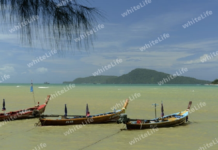 Ein Strand in Rawai Beach im sueden der Insel Phuket im sueden von Thailand in Suedostasien.