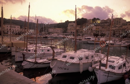 Das Fischerdorf Port de Soler mit dem Bootshafen im Februar im Norden der Insel Mallorca einer der Balearen Inseln im Mittelmeer.     