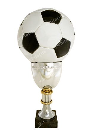 Pokal mit Fussball freigestellt auf weissem Hintergrund