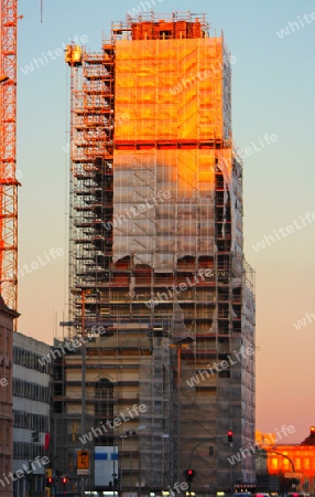 Die Abendsonne streichelt den neuen Turm der Garnisonkirche Potsdam