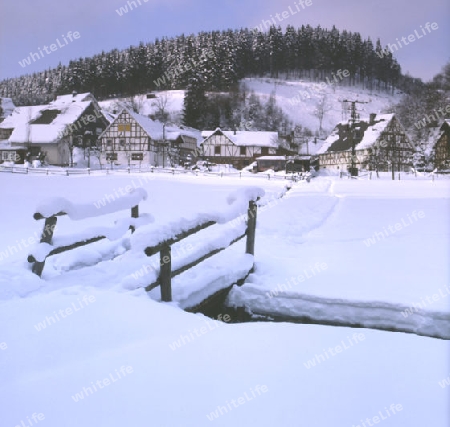 verschneites Dorf